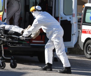 28.11.2020., Sibenik - Dovozenje pacijenta sa sumnjom na koronavirus kolima Hitne pomoci u sibensku Opcu bolnicu.rPhoto: Hrvoje Jelavic/PIXSELL
