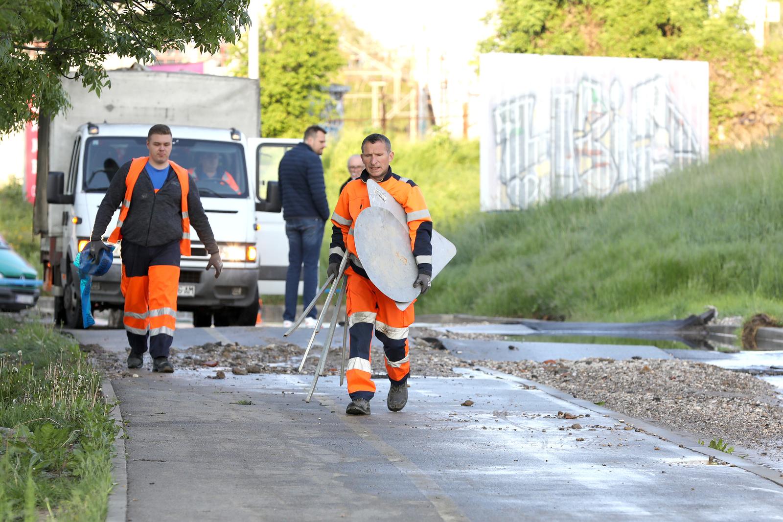 29.04.2022., Zagreb - Sanacija posljedica poplave na krizanju Drziceve i Branimirove do je koje je doslo zbog puknuca cijevi u Strojarskoj. Photo: Patrik Macek/PIXSELL