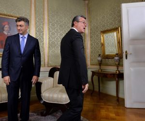 19.10.2016., Zagreb - Tihomir Oreskovic predao ovlasti novom premijeru Vlade RH, Andreju Plenkovicu nakon cega su se obratili medijima.   Photo: Marko Lukunic/PIXSELL