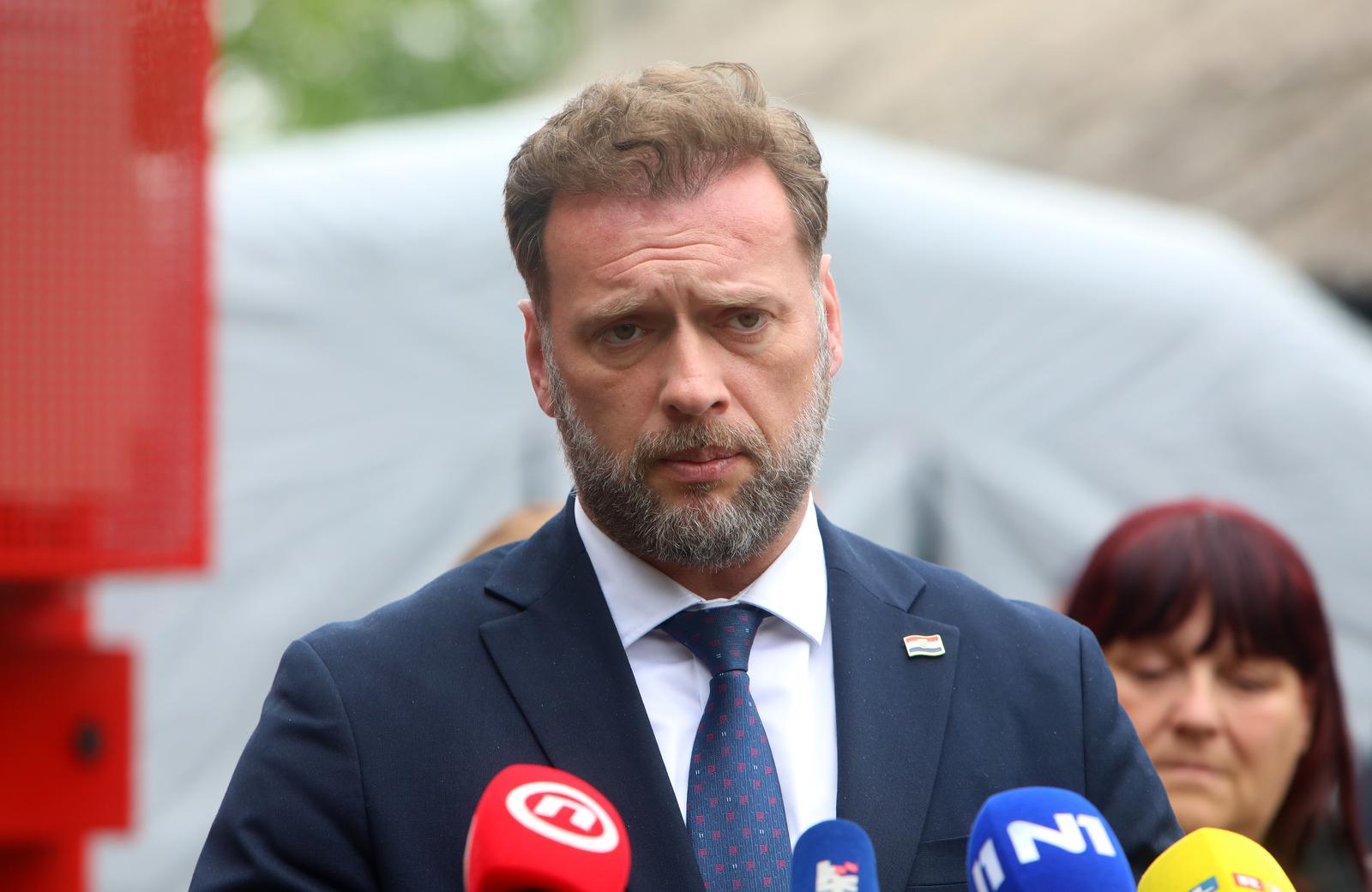 30.05.2022., Rakovica - Stozer HGSS-a i Civilne zastite u mjestu Brocanac obisli su ministri branitelja Tomo Medved i ministar obrane RH Mario Banozic. Ministre su upoznali sa potragom za cessnom te ih na kraju pocastili grahom. Photo: Kristina Stedul Fabac/PIXSELL