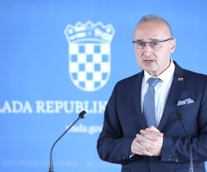 30.06.2022., Zagreb - Nakon sjednice Vlade medijima se obratio ministar Gordan Grlic Radman. Vlada je na svojoj 128. sjednici, uz ostalo, raspravljala o pokretanju postupka za sklapanje Protokola uz Sjevernoatlantski ugovor o pristupanju Republike Finske i Kraljevine Svedske.
   Photo: Patrik Macek/PIXSELL