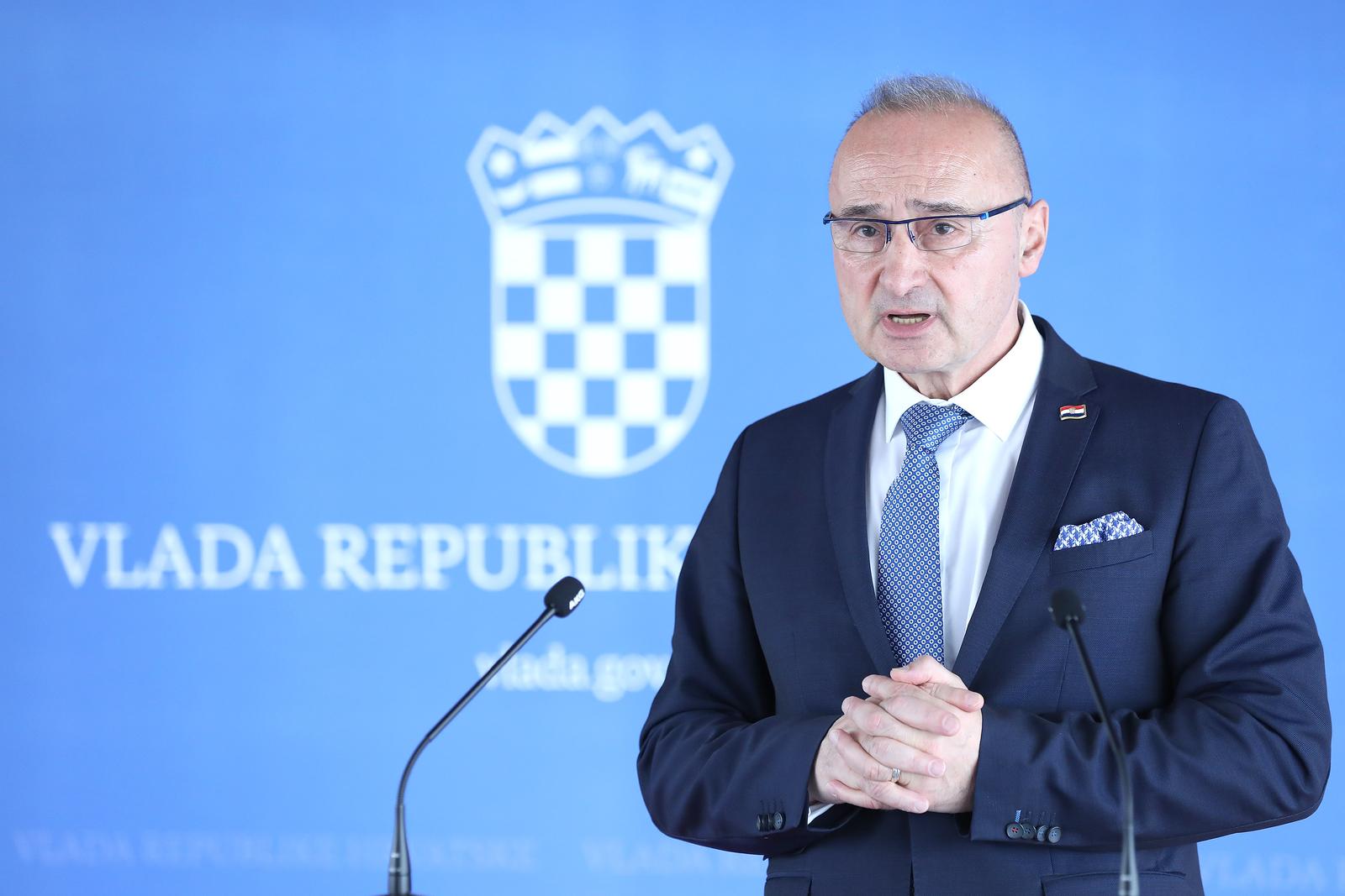 30.06.2022., Zagreb - Nakon sjednice Vlade medijima se obratio ministar Gordan Grlic Radman. Vlada je na svojoj 128. sjednici, uz ostalo, raspravljala o pokretanju postupka za sklapanje Protokola uz Sjevernoatlantski ugovor o pristupanju Republike Finske i Kraljevine Svedske.
   Photo: Patrik Macek/PIXSELL
