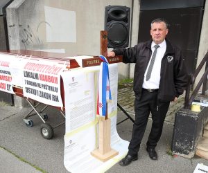 31.05.2022., Zagreb - Pogrebnik Mario Kolarevic ispred Ministarstva gospodarstva prosvjeduje jer pogrebnici u Viroviticko-podravskoj zupaniji moraju imati ovjerenu punomoc obitelji pokojnika da ga smiju pokopati. Strajkat ce gladju.  Photo: Goran Stanzl/PIXSELL