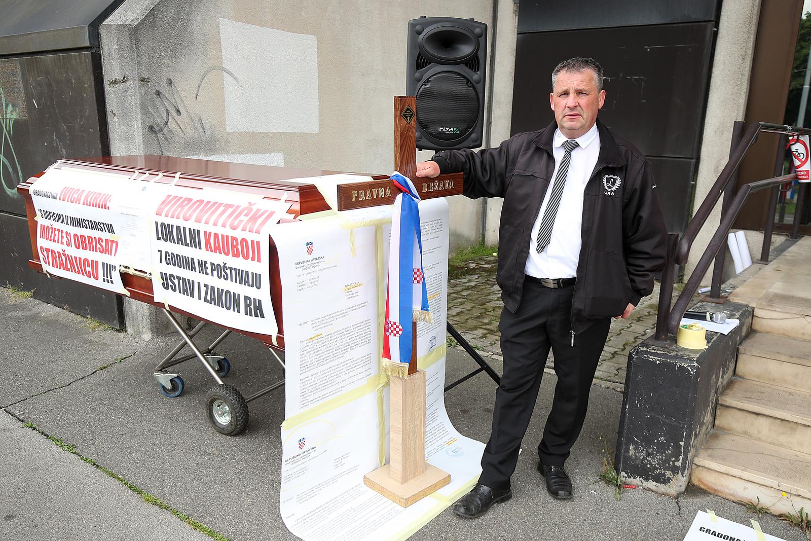 31.05.2022., Zagreb - Pogrebnik Mario Kolarevic ispred Ministarstva gospodarstva prosvjeduje jer pogrebnici u Viroviticko-podravskoj zupaniji moraju imati ovjerenu punomoc obitelji pokojnika da ga smiju pokopati. Strajkat ce gladju.  Photo: Goran Stanzl/PIXSELL