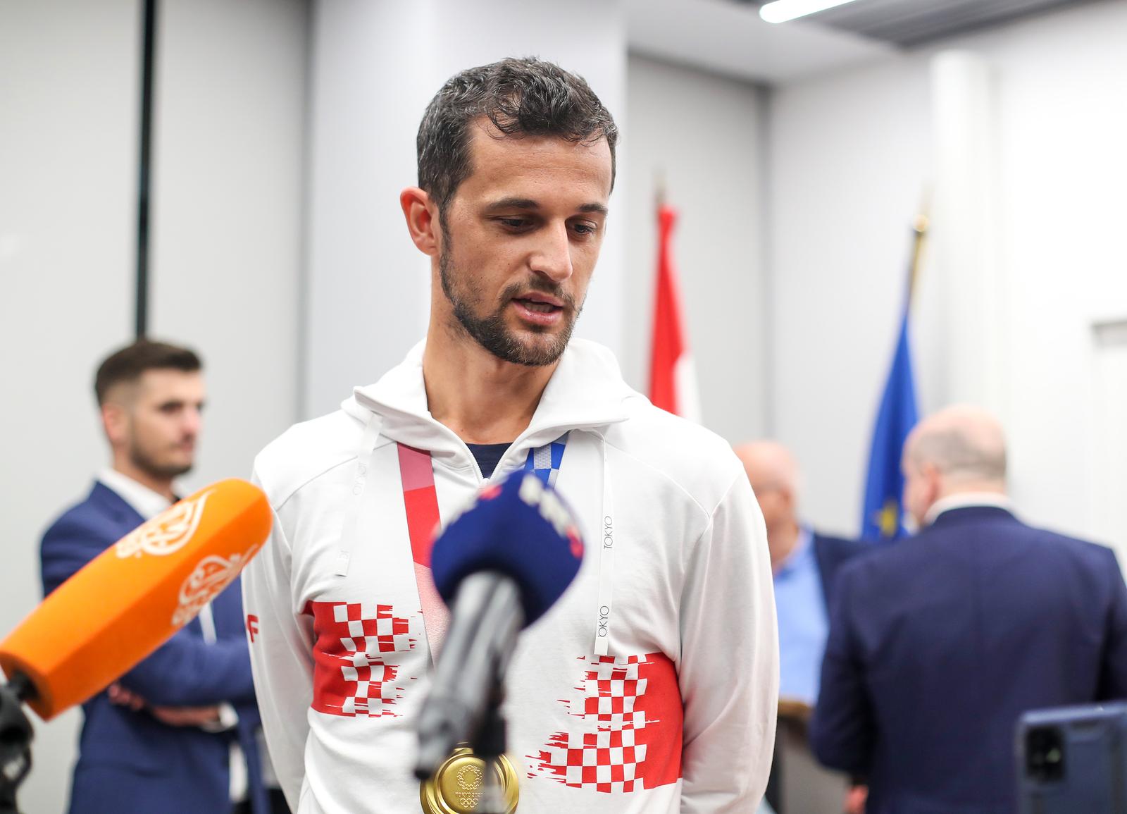 31.07.2021., Zagreb - U Zracnoj luci "dr. Franjo Tudjman" organiziran je svecani docek za hrvatske teniske olimpijce i osvajace medalja Mate Pavica, Nikole Mektica i Marina Cilica. Mate Pavic Photo: Luka Stanzl/PIXSELL