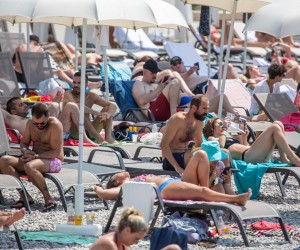 09.08.2018., Sunset beach, Dubrovnik - Uvala Lapad, Sunset beach, najtopliji dan i najjace UV zracenje ocito ne smeta mnogobrojnim kupacima.
Photo: Grgo Jelavic/PIXSELL