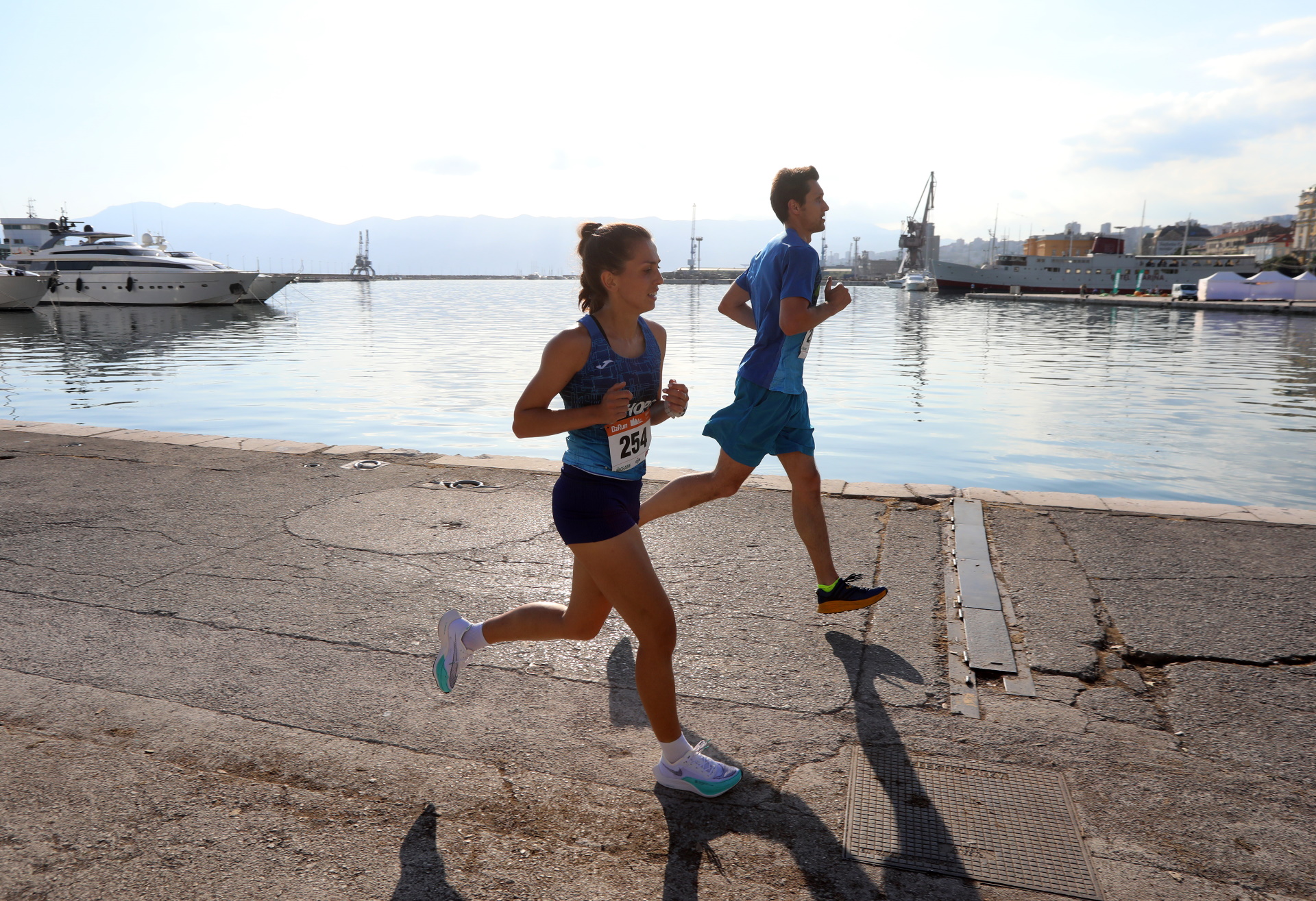 02.06.2022., Rijeka - Mnogobrojni trkaci na poslovnoj utrci B2Run u rijeckoj luci i po gradskim ulicama. Pixsell/Goran Kovacic
