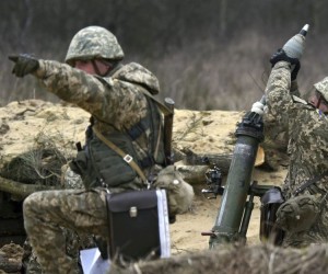 epa05229333 Ukrainian servicemen in action during military exercises in Yavoriv training ground, near the western Ukrainian city of Lviv, Ukraine, 24 March 2016. Pro-Russian separatist forces attacked Ukrainian army positions in eastern Ukraine 53 times in the past 24 hours, including 48 times in the Donetsk sector, according to press center of the Anti-Terrorist Operation report.  EPA/MARKIIAN LYSEIKO