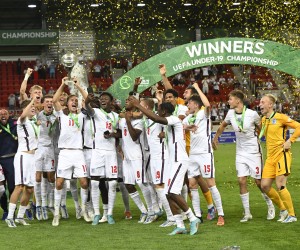 Soccer Football - U19 - European Championship Final - Israel v England - Anton Malatinsky Stadium, Trnava, Slovakia - July 1, 2022  England's Harvey Vale celebrates with the trophy and teammates after winning the U19 European Championship final REUTERS/Radovan Stoklasa