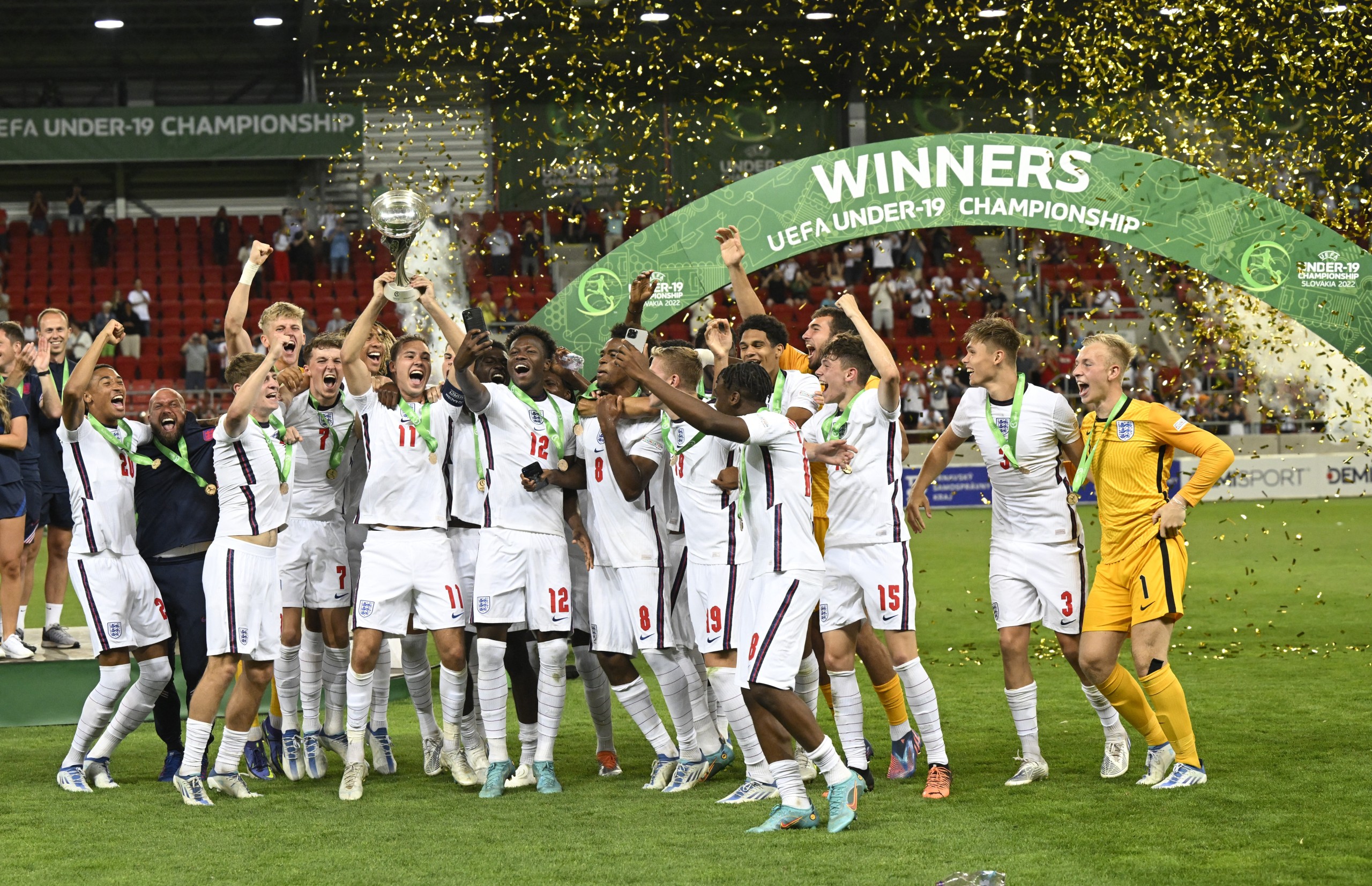 Soccer Football - U19 - European Championship Final - Israel v England - Anton Malatinsky Stadium, Trnava, Slovakia - July 1, 2022  England's Harvey Vale celebrates with the trophy and teammates after winning the U19 European Championship final REUTERS/Radovan Stoklasa