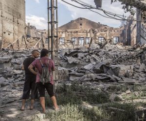 epa10020919 Locals look at destroyed buildings in Lysychansk after heavy fighting in the Luhansk area, Ukraine, 18 June 2022, five kilometers north-east of Severodonetsk. The city and its surroundings have turned into a battlefield in the past weeks. Russian troops on 24 February had invaded Ukraine, starting a conflict that provoked death, destruction and a humanitarian crisis ever since.  EPA/OLEKSANDR RATUSHNIAK