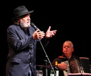Zagreb, 21.06.2022. - Svečano zatvaranje i dodjela nagrada 46. Dana satire Fadila Hadžića. Nakon dodjele nagrada Rade Šerbedžija održao je koncert.
Foto HINA/ Damir SENČAR/ ds