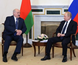 epa10033632 Russian President Vladimir Putin (R) speaks with Belarusian President Alexander Lukashenko during their meeting in the Konstantinovsky Palace in St.Petersburg, Russia, 25 June 2022. The meeting is taking place on the day of the 30th anniversary of the establishment of diplomatic relations between the two countries. During the conversation, Alexander Lukashenko asked Vladimir Putin to help adapt Belarusian aircraft to be equipped with nuclear warheads. Vladimir Putin said that Russia would hand over the Iskander-M complexes to Minsk in the coming months.  EPA/MIKHAIL METZEL / KREMLIN / POOL MANDATORY CREDIT