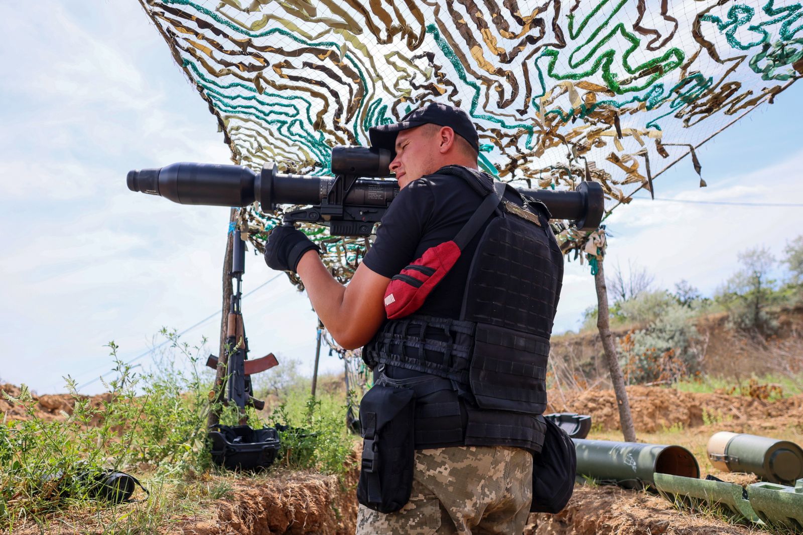 epa10039657 Ukrainian army soldier with a German Panzerfaust 3 grenade launcher, in the trenches near Odesa, Ukraine, 28 June 2022. Russian troops on 24 February invaded  Ukrainian territory, starting a conflict that has provoked fighting, destruction and a humanitarian crisis.  EPA/Leszek Szymanski POLAND OUT