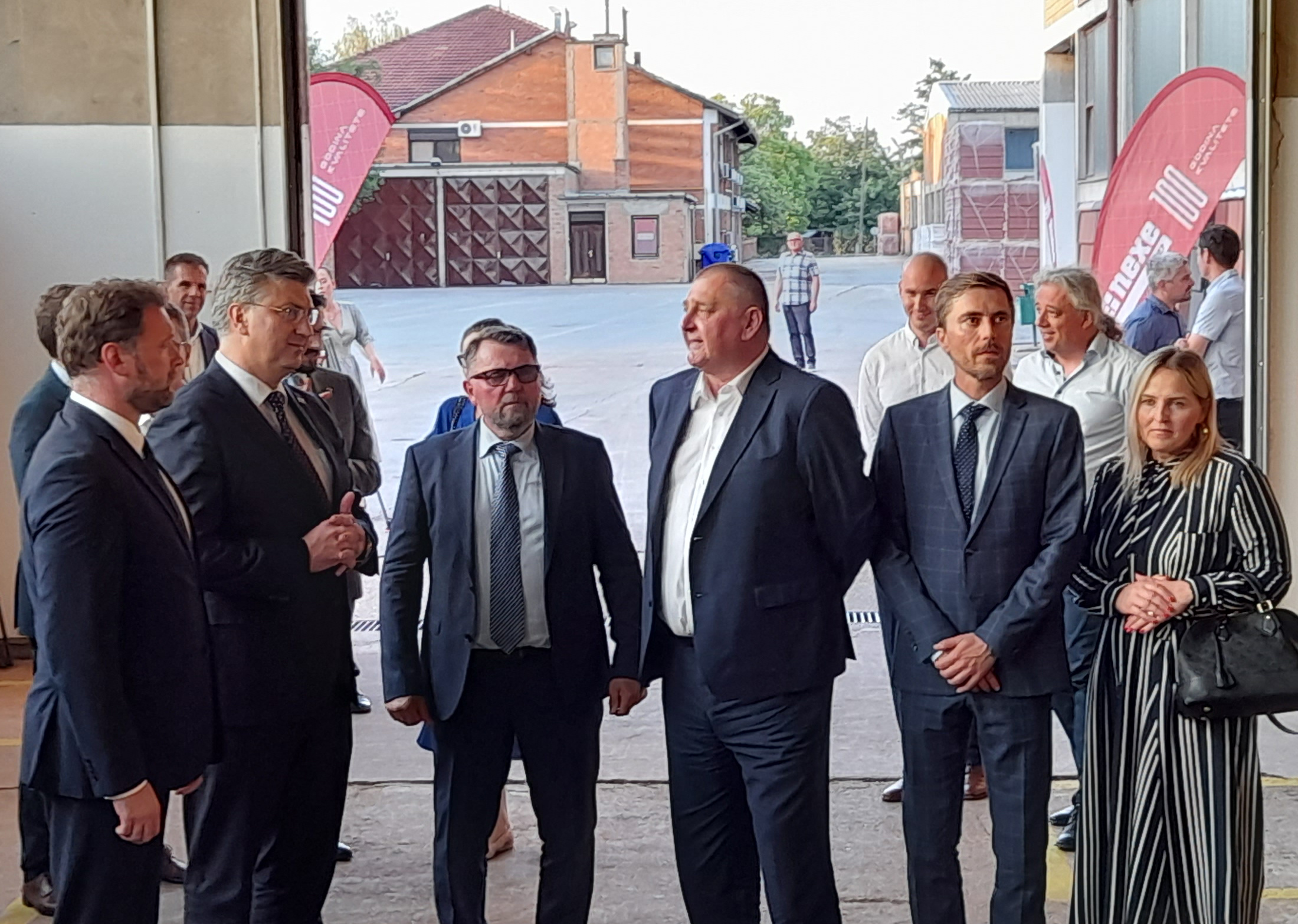 Vinkovci, 01.07.2022. - Predsjednik Vlade Andrej Plenković posjetio je u petak u Vinkovcima, u prigodi obilježavanja 100 godina postojanja, tvornicu crijepa Dilj koja posluje u sastavu našičke Nexe Grupe te je čestitao Upravi Nexe Grupe što poslovanjem doprinosi hrvatskom izvozu i gospodarstvu. foto HINA/ Željko DRAŽENOVIĆ / ml