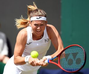epa10049316 Marie Bouzkova of the Czech Republic in action against Caroline Garcia of France during their women's 4th round match at the Wimbledon Championships in Wimbledon, Britain, 03 July 2022.  EPA/NEIL HALL   EDITORIAL USE ONLY
