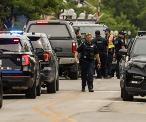 epa10052339 Law enforcement officers investigate the scene of a mass shooting at a 4th of July celebration and parade in Highland Park, Illinois, USA, 04 July 2022. A gunman opened fire as people gathered to watch a Fourth of July parade in Highland Park, Illinois, killing at least six people and injuring dozens.  EPA/TANNEN MAURY