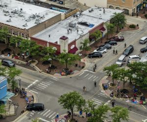 epa10052505 An aerial photo made with a drone shows law enforcement officers investigate the scene of a mass shooting at a 4th of July celebration and parade in Highland Park, Illinois, USA, 04 July 2022. A gunman opened fire as people gathered to watch a Fourth of July parade in Highland Park, Illinois, killing at least six people and injuring dozens.  EPA/TANNEN MAURY