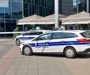 Zagreb, 05.07.2022. - Trgovački centar Avenue Mall u Novom Zagrebu evakuiran je u utorak prijepodne zbog dojave o bombi, a policija je potvrdila da je postupanje u tijeku. "Zaprimili smo dojavu oko 10,15 sati i postupanje je u tijeku", potvrdila je Hini Policijska uprava zagrebačka. foto HINA/ Neven LESKOVAR/ ml