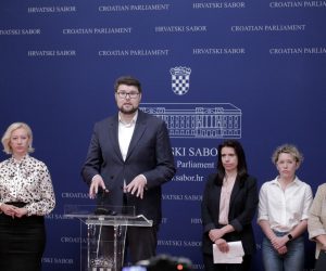 Zagreb,8.07.2022. - Održana je konferencija za medije Kluba zastupnika Socijaldemokratske partije Hrvatske, Kluba zastupnika zeleno-lijevog bloka, Kluba zastupnika Hrvatske seljačke stranke i Radničke fronte, Kluba zastupnika Centra i Građansko-liberalnog saveza, Kluba zastupnika Istarskog demokratskog sabora, zastupnice Natalije Martinčević i zastupnika Matka Kuzmanića o "Prijedlogu izmjene Ustava RH – Pravo žena na slobodno i samostalno odlučivanje o rađanju" . Na slici Natalija Martinčević,Peđa Grbin,Katarina Peović,Ivana Kekin i Anka Mrak Taritaš.foto HINA/ Tomislav Pavlek/ tp