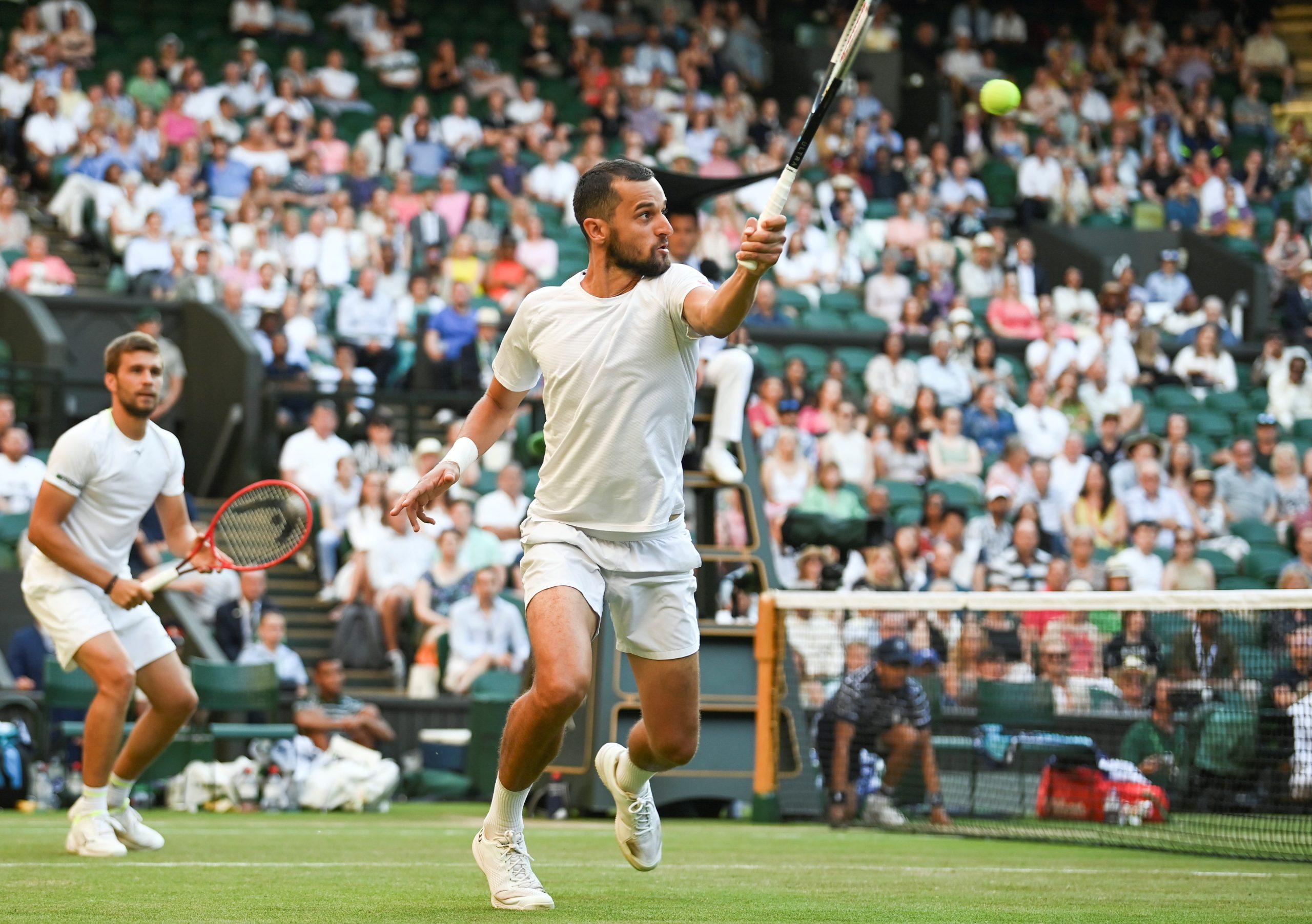 epa10062398 Croatia's Mate Pavic (R) and Croatia's Nikola Mektic (L) in action during the men's doubles final tennis match against Australia's Matthew Ebden and Australia's Max Purcell at the Wimbledon Championships, in Wimbledon, Britain, 09 July 2022.  EPA/NEIL HALL   EDITORIAL USE ONLY