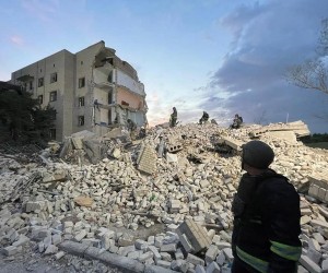 epa10063169 A handout photo released by the press service of the State Emergency Service of Ukraine on 10 July 2022 shows rescue forces working in the rubble of a destroyed house in Chasiv Yar, Ukraine, early 10 July 2022. Two five-story residential buildings were destroyed as a result of Russian rocket fire on 09 July, the Satet Emergency Services said, and at least six dead bodies recovered. Russian troops on 24 February entered Ukrainian territory, starting a conflict that has provoked destruction and a humanitarian crisis.  EPA/STATE EMERGENCY SERVICE OF UKRAI -- BEST QUALITY AVAILABLE -- MANDATORY CREDIT: STATE EMERGENCY SERVICE OF UKRAINE -- HANDOUT EDITORIAL USE ONLY/NO SALES