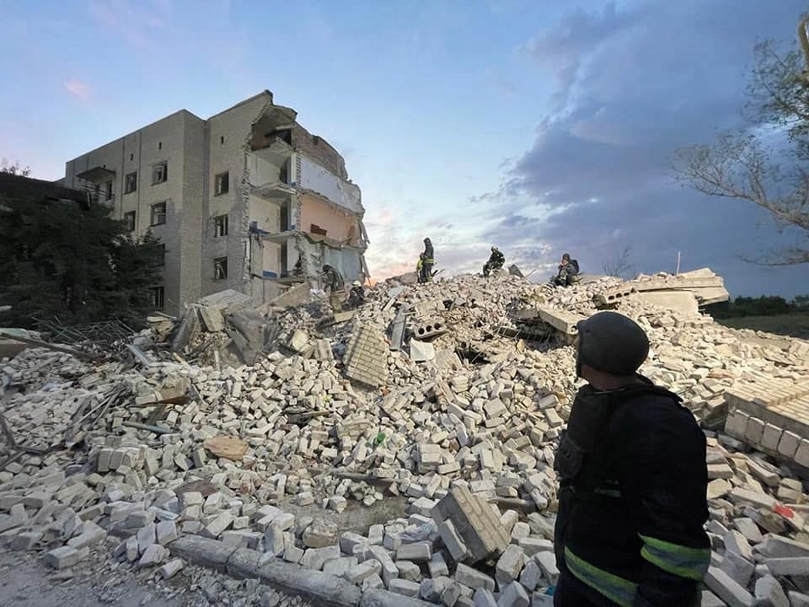 epa10063169 A handout photo released by the press service of the State Emergency Service of Ukraine on 10 July 2022 shows rescue forces working in the rubble of a destroyed house in Chasiv Yar, Ukraine, early 10 July 2022. Two five-story residential buildings were destroyed as a result of Russian rocket fire on 09 July, the Satet Emergency Services said, and at least six dead bodies recovered. Russian troops on 24 February entered Ukrainian territory, starting a conflict that has provoked destruction and a humanitarian crisis.  EPA/STATE EMERGENCY SERVICE OF UKRAI -- BEST QUALITY AVAILABLE -- MANDATORY CREDIT: STATE EMERGENCY SERVICE OF UKRAINE -- HANDOUT EDITORIAL USE ONLY/NO SALES