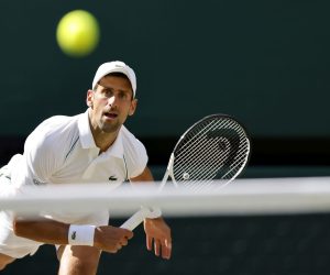 epa10063981 Novak Djokovic of Serbia serves in the men's final match against Nick Kyrgios of Australia at the Wimbledon Championships, in Wimbledon, Britain, 10 July 2022.  EPA/TOLGA AKMEN   EDITORIAL USE ONLY