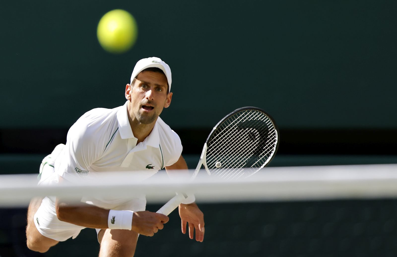 epa10063981 Novak Djokovic of Serbia serves in the men's final match against Nick Kyrgios of Australia at the Wimbledon Championships, in Wimbledon, Britain, 10 July 2022.  EPA/TOLGA AKMEN   EDITORIAL USE ONLY