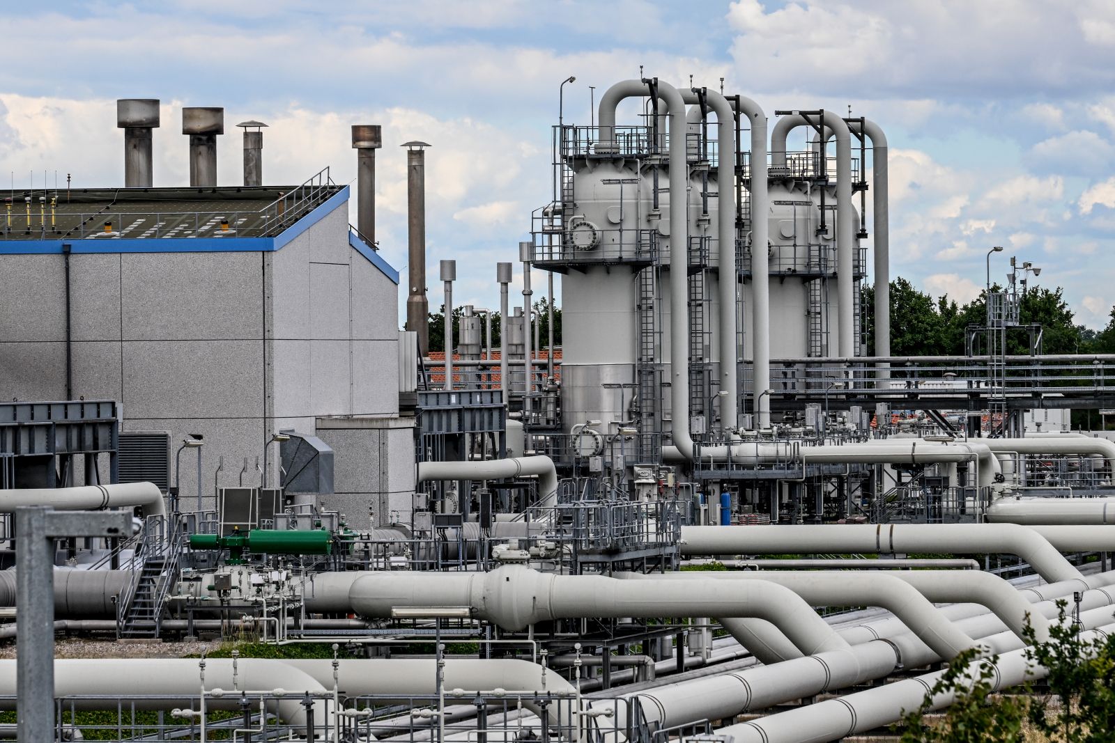 epa10065346 A general view over gas compressor station in Mallnow, Germany, 11 July 2022. The compressor station in Mallnow near the German-Polish border has stopped receiving Russian gas through the Yamal-Europe pipeline, which transits Belarus and Poland, since Russian operator Gazprom in May had discontinued usage of the Poland section. Russian state-controlled gas giant Gazprom on 11 July 2022 suspended deliveries of gas to Germany via Nord Stream 1 for scheduled annual summer maintenance works.  EPA/FILIP SINGER