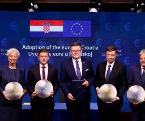 Bruxelles, 12.7.2022.- Vijeæe za ekonomske i financijske poslove EU-a (Ecofin) usvojilo je u utorak tri konaèna pravna akta koja su potrebna kako bi Hrvatska mogla uvesti euro 1. sijeènja 2023. Dananjim odlukama dovren je postupak donoenja odluka u Vijeæu i Hrvatska od 1. sijeènja 2023. postaje 20. èlanica europodruèja. Na slici Christine Lagarde, Zdravko Mariæ, Zbynek Stanjura, Valdis Dombrovskis i Paolo Gentiloni. 
foto HINA/ EUROPEAN UNION/ ua