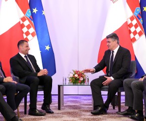 Malta, 12.07.2022. - Predsjednik Republike Zoran Milanović, koji boravi u državnom posjetu Republici Malti, sastao se odvojeno i s predsjednikom Zastupničkog doma Parlamenta Republike Malte Anġlu Farrugiom, predsjednikom Vlade Republike Malte Robertom Abelom i  šefom opozicije Bernardom Grechom. Na fotografiji Robert Abel, Zoran Milanović.
foto HINA/ Ured predsjednika Republike Hrvatske/ Tomislav Bušljeta/ ml