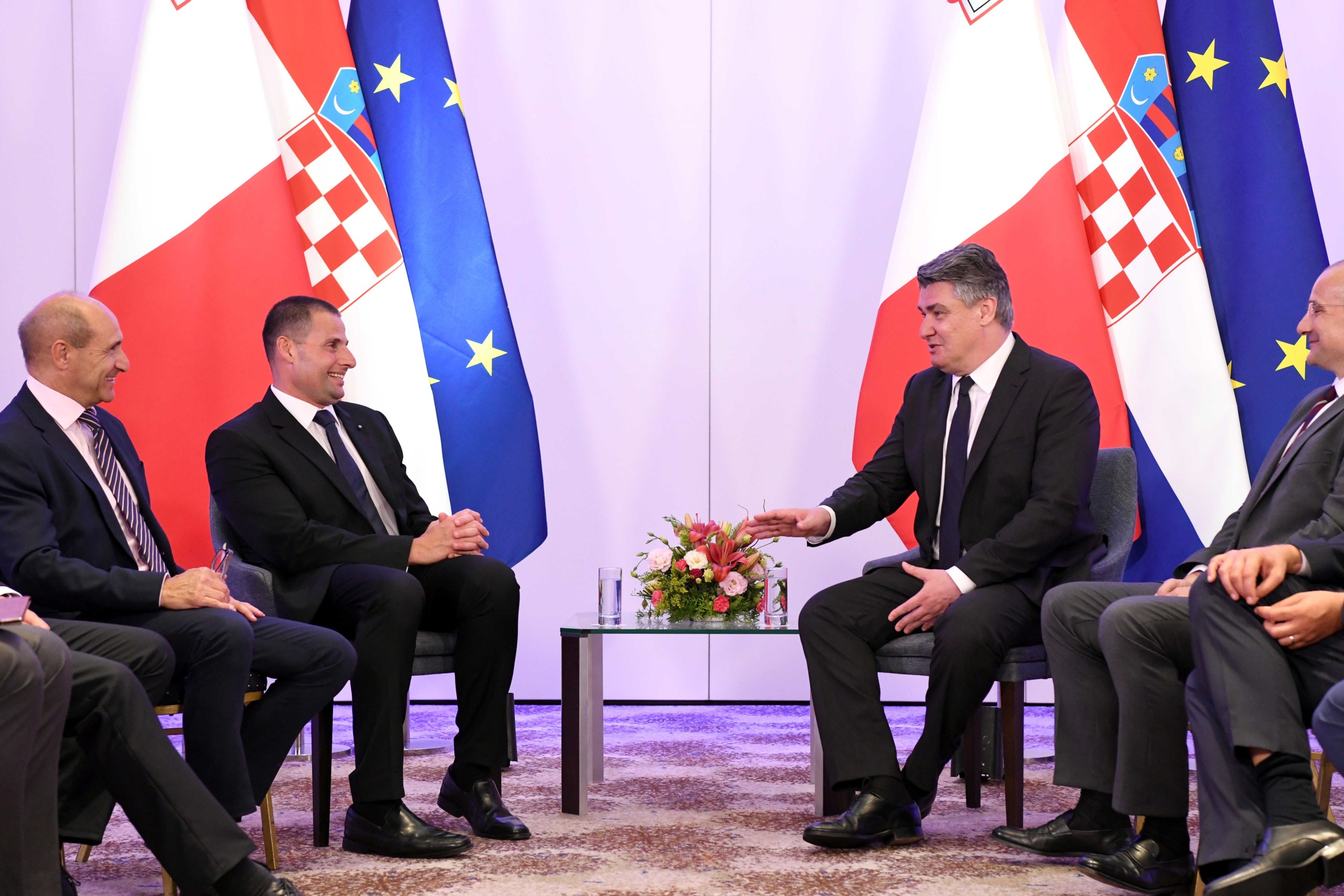 Malta, 12.07.2022. - Predsjednik Republike Zoran Milanović, koji boravi u državnom posjetu Republici Malti, sastao se odvojeno i s predsjednikom Zastupničkog doma Parlamenta Republike Malte Anġlu Farrugiom, predsjednikom Vlade Republike Malte Robertom Abelom i  šefom opozicije Bernardom Grechom. Na fotografiji Robert Abel, Zoran Milanović.
foto HINA/ Ured predsjednika Republike Hrvatske/ Tomislav Bušljeta/ ml