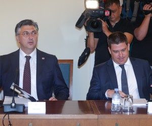 Zagreb, 14.07.2022. - Sjednica Odbora za Ustav, Poslovnik i politički sustav Hrvatskoga sabora, na dnevnom je redu sjednice "Prijedlog za iskazivanje povjerenja Olegu Butkoviću, ministru mora, prometa i infrastrukture i za obavljanje dužnosti potpredsjednika Vlade Republike Hrvatske".
Na fotografiji Andrej Plenković, Davor Butković.
Foto HINA/ Edvard ŠUŠAK/ es