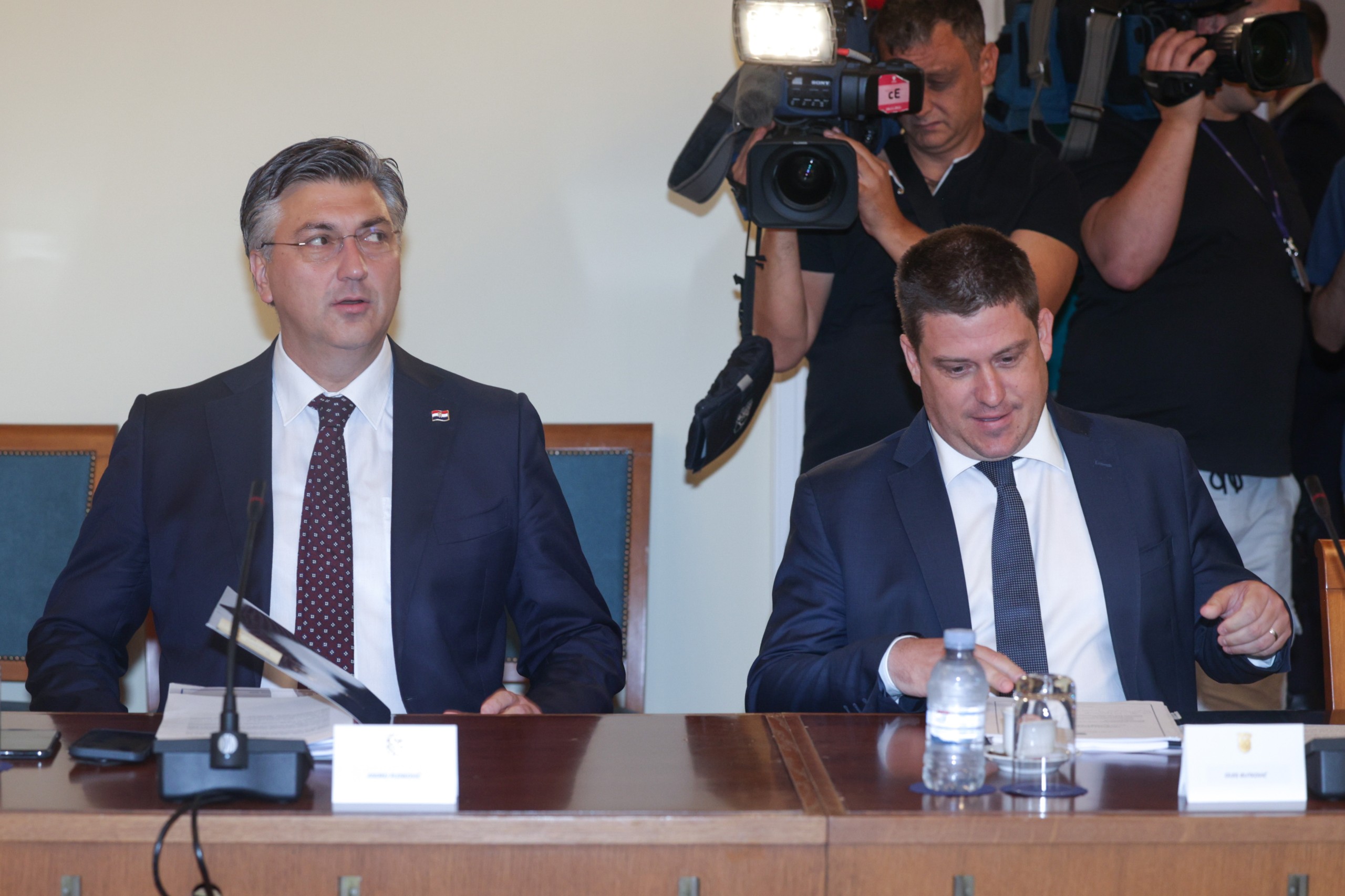 Zagreb, 14.07.2022. - Sjednica Odbora za Ustav, Poslovnik i politički sustav Hrvatskoga sabora, na dnevnom je redu sjednice "Prijedlog za iskazivanje povjerenja Olegu Butkoviću, ministru mora, prometa i infrastrukture i za obavljanje dužnosti potpredsjednika Vlade Republike Hrvatske".
Na fotografiji Andrej Plenković, Davor Butković.
Foto HINA/ Edvard ŠUŠAK/ es