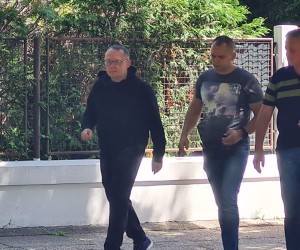 Varadin, 14.07.2022 - U akciji Ureda europskog javnog tuitelja (EPPO) i policije u Varadinu su jutros uhiæene tri osobe zbog sumnje da su primale i davale mito u vezi koritenja EU fondova. Sumnja se na poèinjenje kaznenih djela primanja i davanja mita vezano za dodjelu radova na izvoðenju projekta dogradnje i rekonstrukcije ureðaja za proèiæavanje otpadnih voda u Varadin, vrijednosti oko 30 milijuna eura. Nakon pretrage obiteljske kuæe, u èetvrtak oko podneva, priveden je jedan od osumnjièenih, bivi direktor varadinske komunalne tvrtke Varkom, eljko Buniæ. foto HINA/ Sinia KALAJDIJA/ ik
