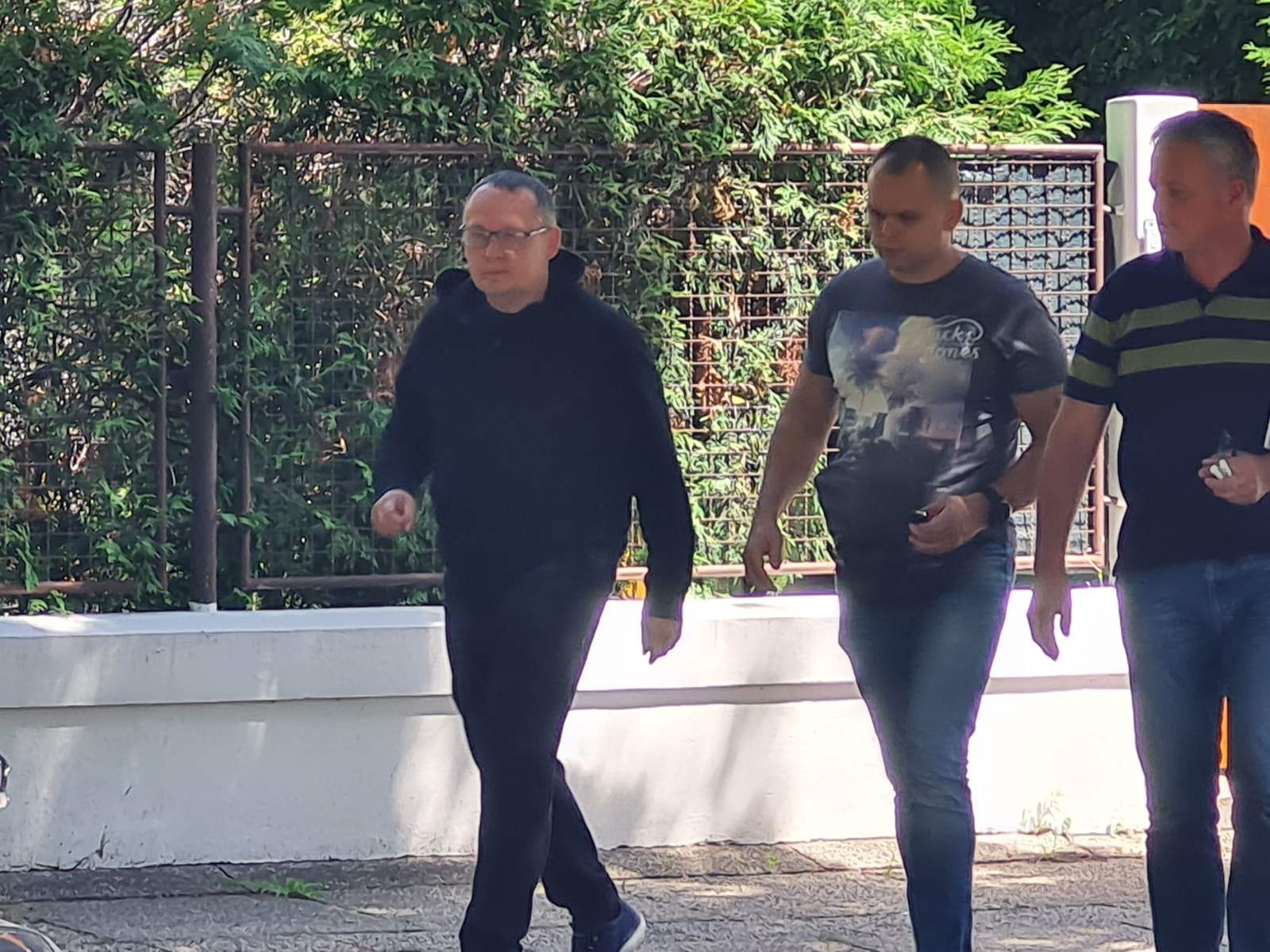 Varadin, 14.07.2022 - U akciji Ureda europskog javnog tuitelja (EPPO) i policije u Varadinu su jutros uhiæene tri osobe zbog sumnje da su primale i davale mito u vezi koritenja EU fondova. Sumnja se na poèinjenje kaznenih djela primanja i davanja mita vezano za dodjelu radova na izvoðenju projekta dogradnje i rekonstrukcije ureðaja za proèiæavanje otpadnih voda u Varadin, vrijednosti oko 30 milijuna eura. Nakon pretrage obiteljske kuæe, u èetvrtak oko podneva, priveden je jedan od osumnjièenih, bivi direktor varadinske komunalne tvrtke Varkom, eljko Buniæ. foto HINA/ Sinia KALAJDIJA/ ik