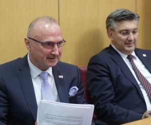 Zagreb, 14.07.2022. - Hrvatski sabor nastavio je 11. sjednicu Prijedlogom za pokretanje pitanje povjerenja ministru Vanjskih i europskih poslova u vladi Republike Hrvatske, dr.sc. Gordanu Grliću Radmanu, a koji je podnijelo 32 zastupnika u Hrvatskom saboru.
Na fotografiji Gordan Grlić Radman, Andrej Plenković.
Foto HINA/ Edvard ŠUŠAK/ es