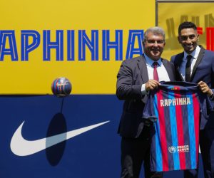 epa10072497 Brazilian striker Raphinha (R) poses with FC Barcelona's presidente Joan Laporta (L) during his presentation as new player of the team during an act held at Sant Joan Despi Sport City in Barcelona, Catalonia, Spain on 15 July 2022.  EPA/Enric Fontcuberta