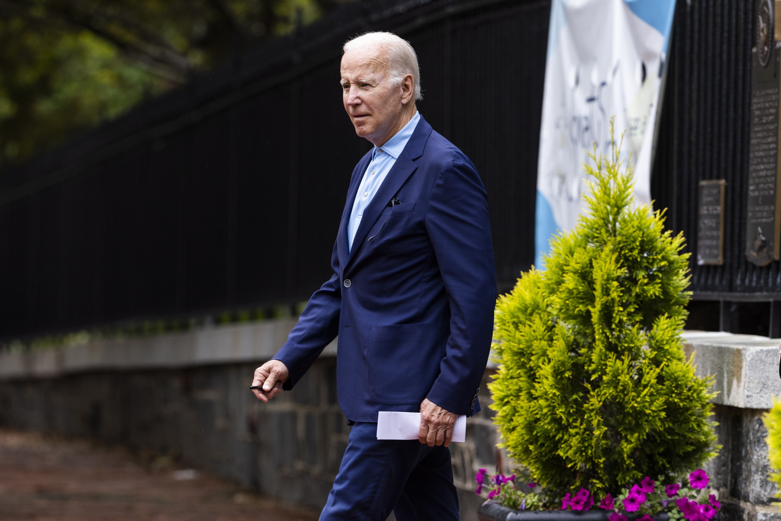 epa10076848 US President Joe Biden departs after attending Holy Trinity Catholic Church in Georgetown the day after his return from the Middle East in Washington, DC, USA, 17 July 2022.  EPA/JIM LO SCALZO / POOL