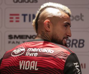 epa10078247 Chilean Arturo Vidal poses wearing a Flamengo t-shirt during a press conference part of his presentation as new player of Brazilian soccer team Flamengo, in Rio de Janeiro, Brazil, 18 July 2022.  EPA/ANDRE COELHO
