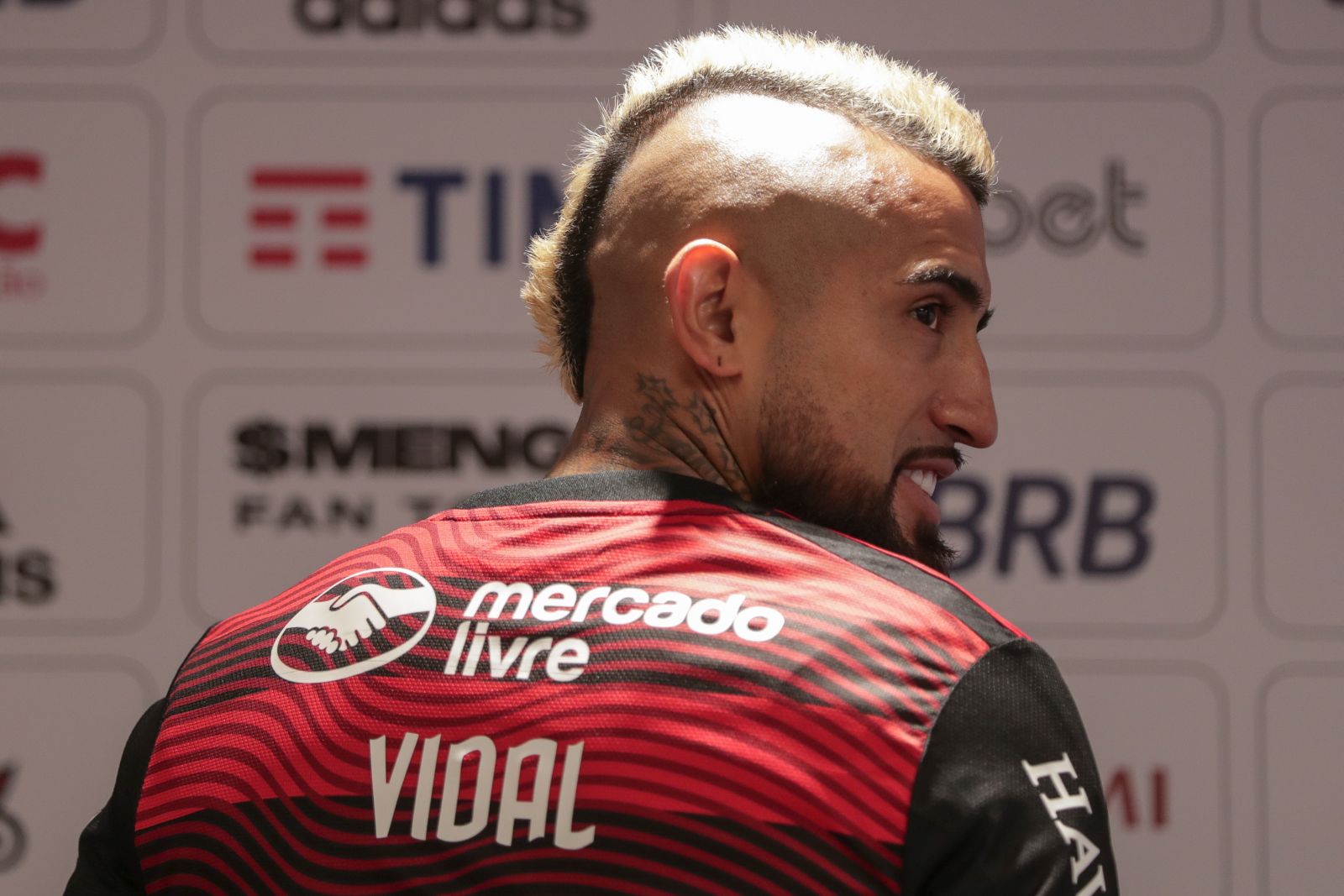 epa10078247 Chilean Arturo Vidal poses wearing a Flamengo t-shirt during a press conference part of his presentation as new player of Brazilian soccer team Flamengo, in Rio de Janeiro, Brazil, 18 July 2022.  EPA/ANDRE COELHO
