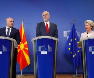 epa10079146 (L-R) Prime Minister of North Macedonia Dimitar Kovacevski, Prime Minister of Albania Edi Rama and President of the European Commission Ursula von der Leyen give a joint press conference at the end of a meeting on the first negotiations for accession to the European Union at the European Commission in Brussels, Belgium, 19 July 2022.  EPA/STEPHANIE LECOCQ