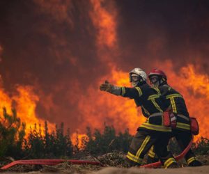 epa10079140 A handout photo made available by the Gironde Fire and Rescue Departmental Service 33 (SDIS 33) shows firefighters battling a forest fire in Landiras, France, 18 July 2022 (issued 19 July 2022). The Gironde area of France is in the grip of two wildfires.  EPA/SDIS 33 HANDOUT  HANDOUT EDITORIAL USE ONLY/NO SALES
