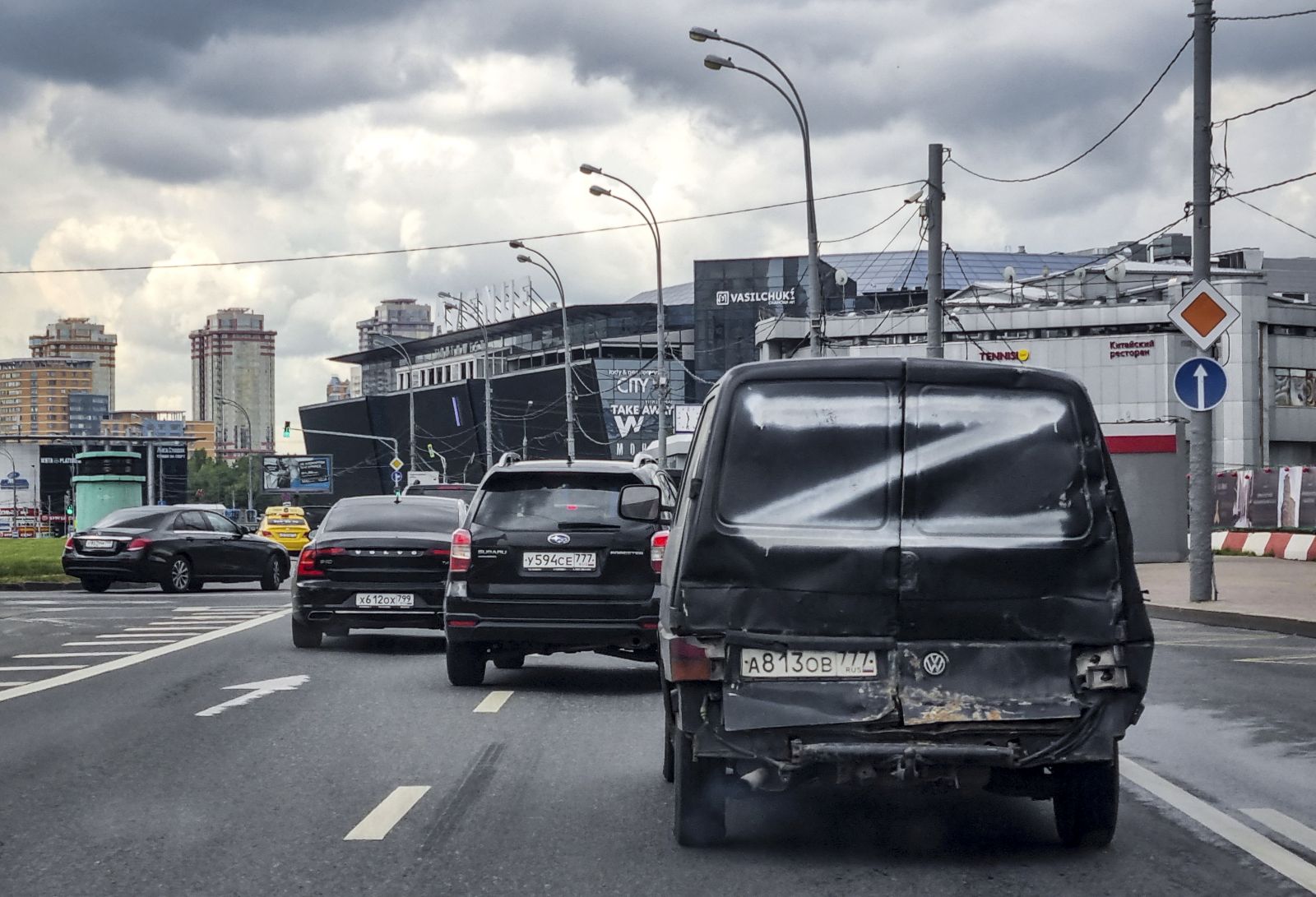 epa10080245 A car with a 'Z' symbol drives on a road in Moscow, Russia, 19 July 2022. Russian troops on 24 February entered Ukrainian territory in what the Russian president declared as a 'special military operation', resulting in fighting, and multiple sanctions against Russia. The letter Z, painted on Russian military vehicles in Ukraine, quickly became a symbol of support of the Russian army.  EPA/YURI KOCHETKOV