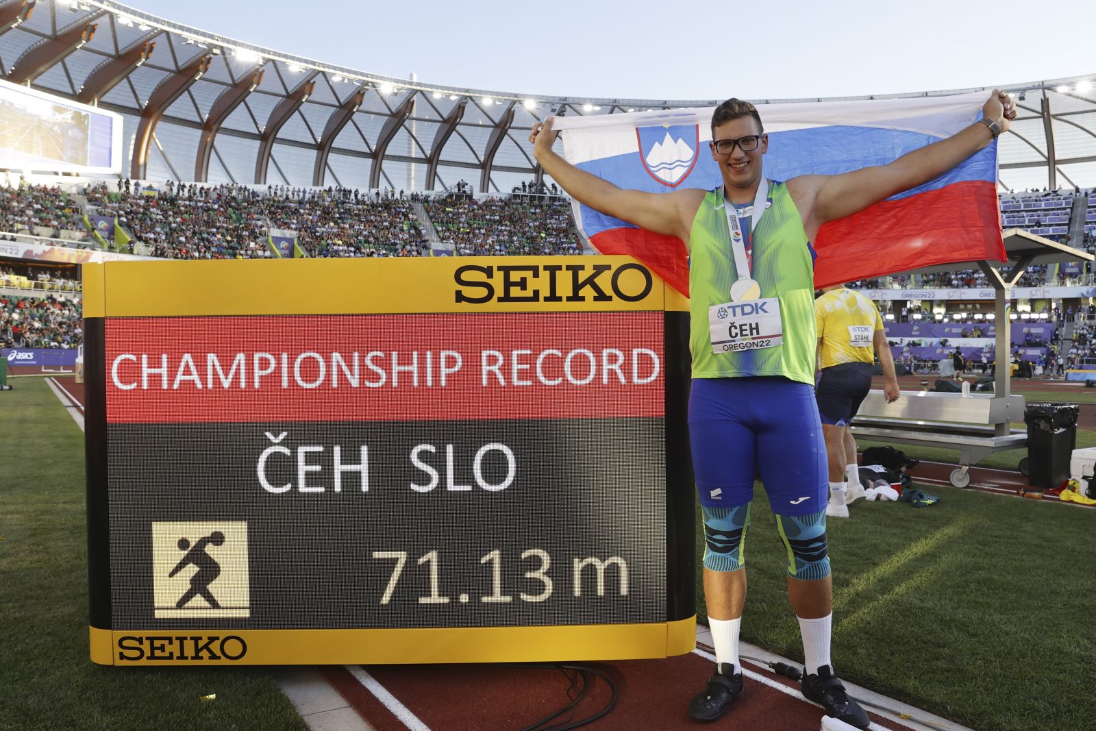 epa10081044 Gold medalist Kristjan Ceh of Slovenia celebrates after winning the Men's Discus Throw final at the World Athletics Championships Oregon22 at Hayward Field in Eugene, Oregon, USA, 19 July 2022.  EPA/Robert Ghement