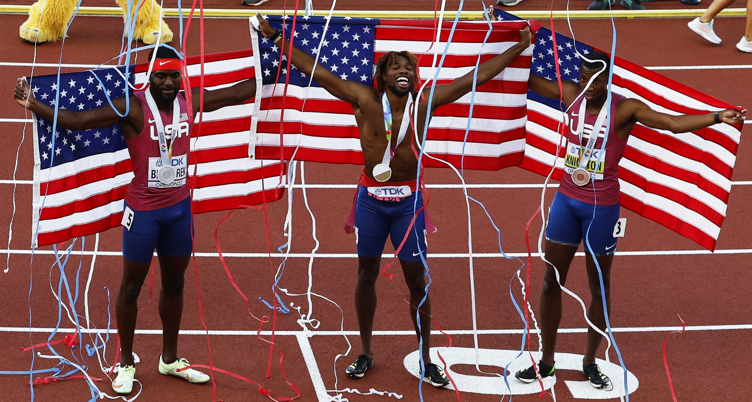epa10085852 Noah Lyles (C) of the USA celebrates after winning the men's 200m final at the World Athletics Championships Oregon22 at Hayward Field in Eugene, Oregon, USA, 21 July 2022. Lyles won ahead of compatriots, second placed Kenneth Bednarek (L) and third placed Erriyon Knighton (R).  EPA/CJ Gunther