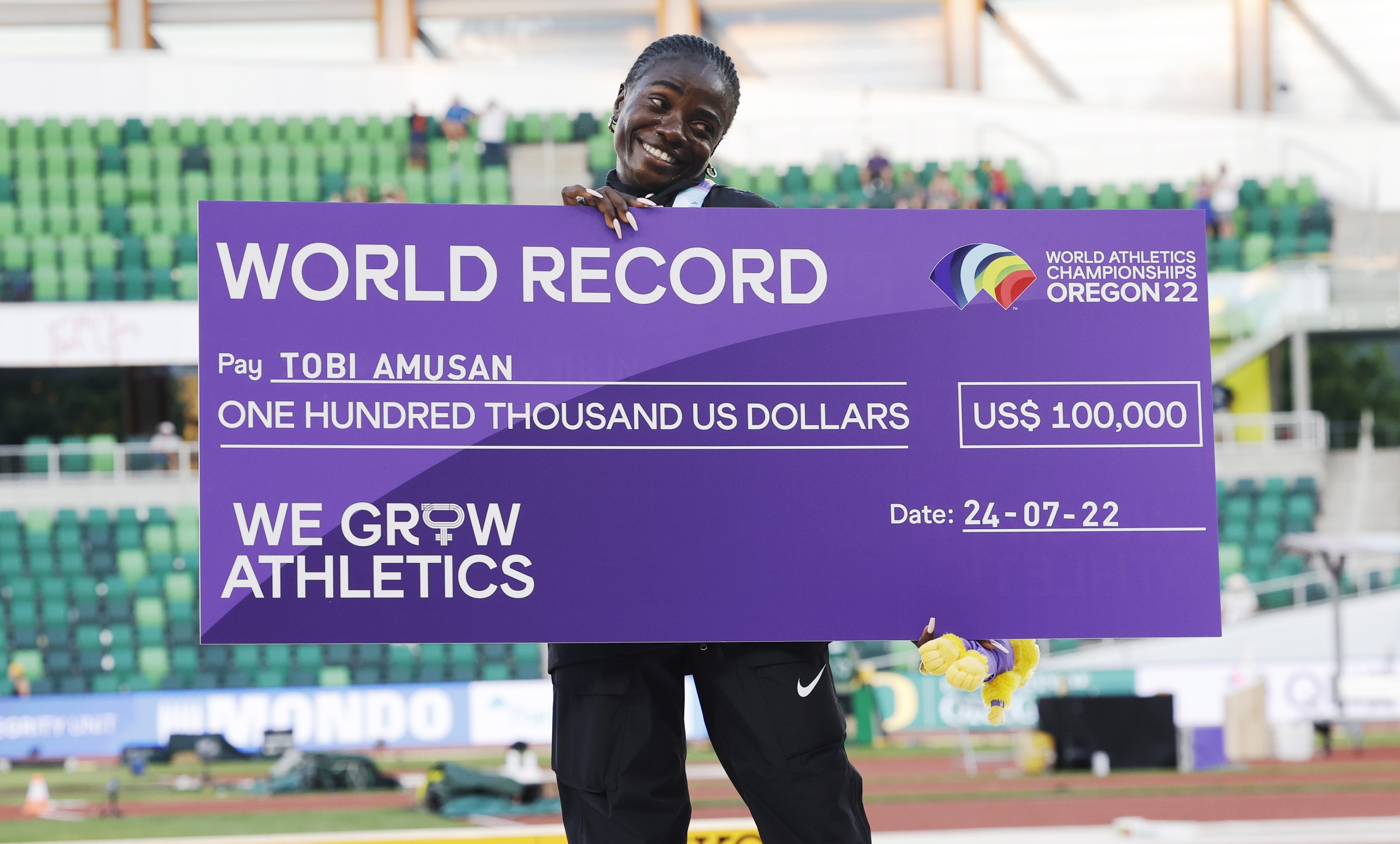 epaselect epa10090942 Tobi Amusan of Nigeria celebrates her world record during the medal ceremony for the Women's 100 Metres Hurdles Final at the World Athletics Championships Oregon22 at Hayward Field in Eugene, Oregon, USA, 24 July 2022.  EPA/John G. Mabanglo