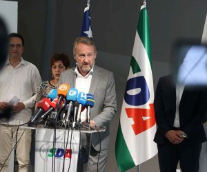 Sarajevo, 25.7.2022.- Predsjednik SDA Bakir Izetbegoviæ tijekom izvanredne tiskovne konferencije u Sarajevu. 
foto HINA/ FENA/Harun Muminoviæ/ ua