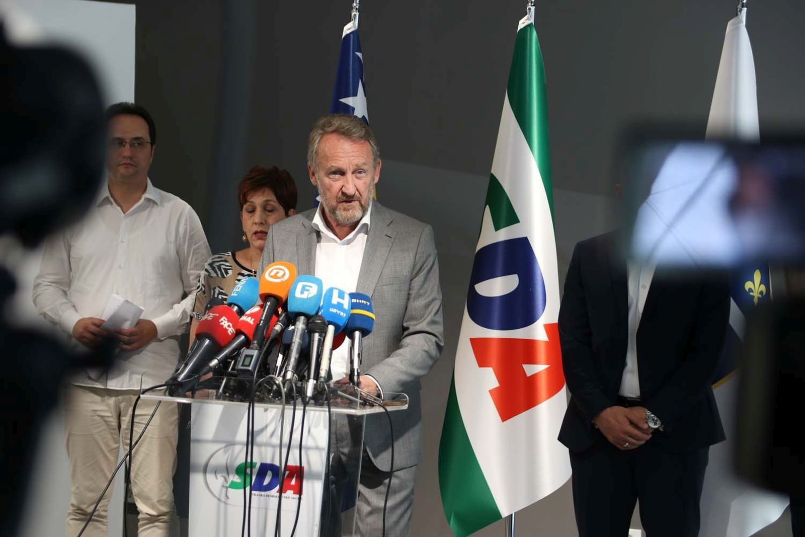 Sarajevo, 25.7.2022.- Predsjednik SDA Bakir Izetbegoviæ tijekom izvanredne tiskovne konferencije u Sarajevu. 
foto HINA/ FENA/Harun Muminoviæ/ ua